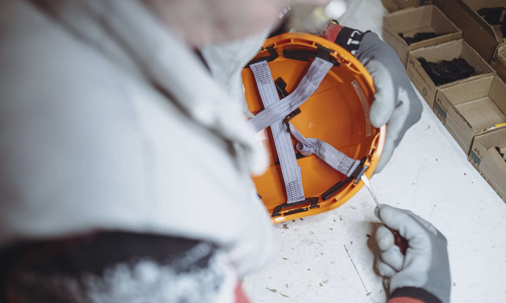 Nous démantelons des EPI, casques notamment
