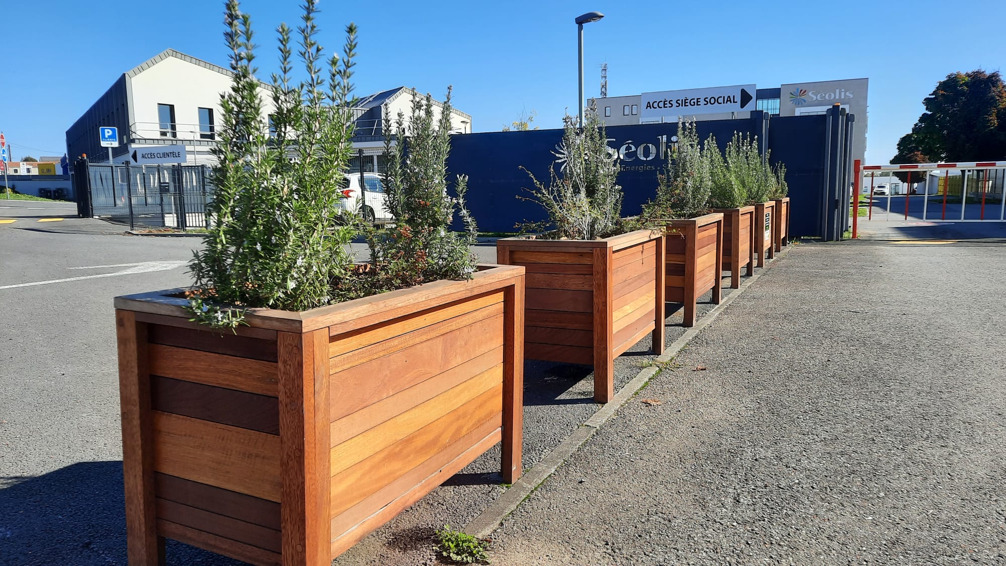 Jardinières devant le siège social de Seolis à Niort