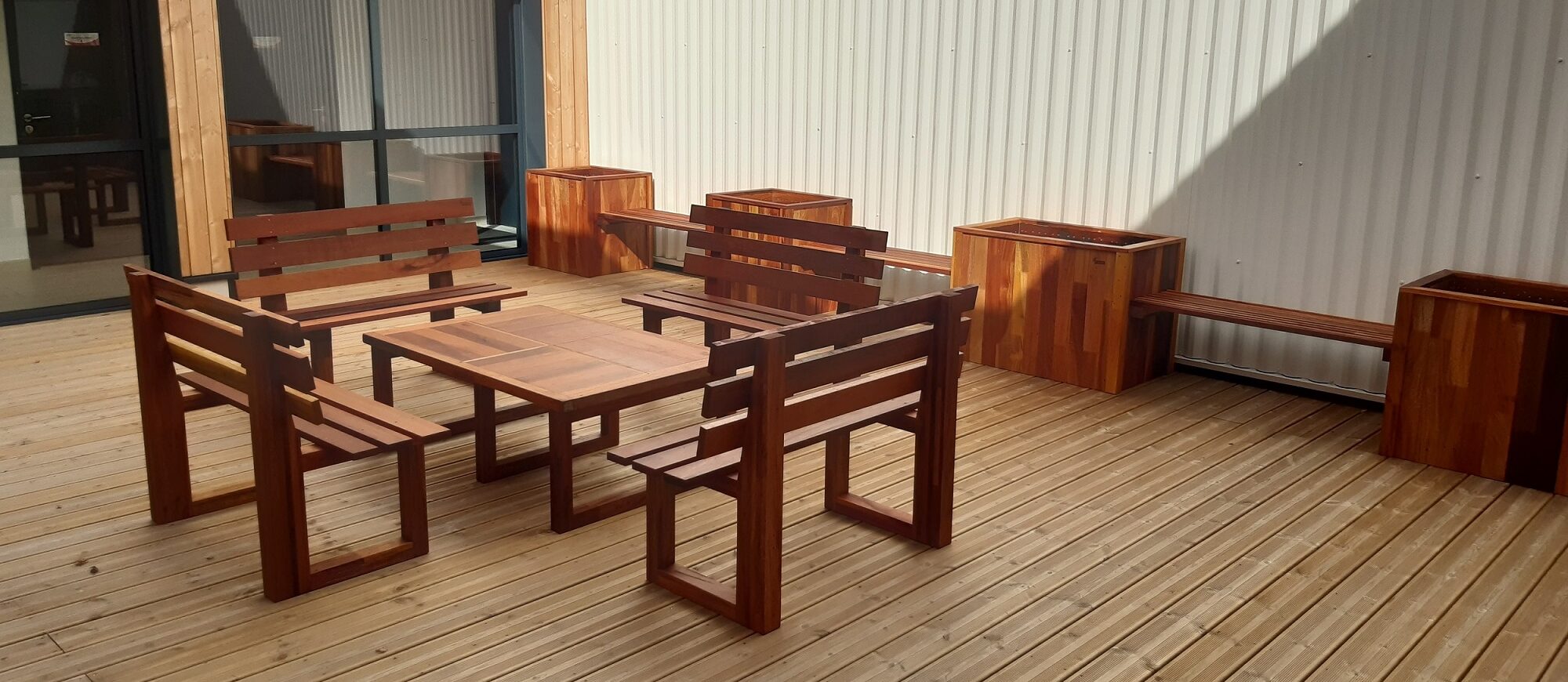 patio extérieur mobilier réemploi bois exotique montants fenêtres seconde vie